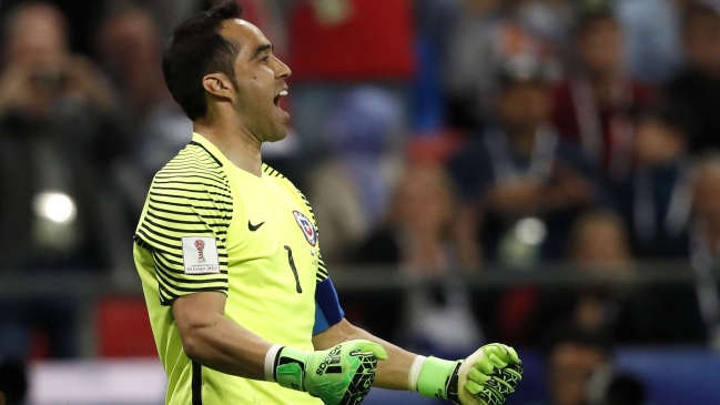 Claudio Bravo troleó a hinchas de U. de Chile que le recordaron un triunfo de 2004 Claudio Bravo troleó a hinchas de U. de Chile que le recordaron un triunfo de 2004