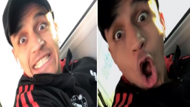 Las divertidas caras de Alexis en el viaje de Manchester United a Sevilla Las divertidas caras de Alexis en el viaje de Manchester United a Sevilla
