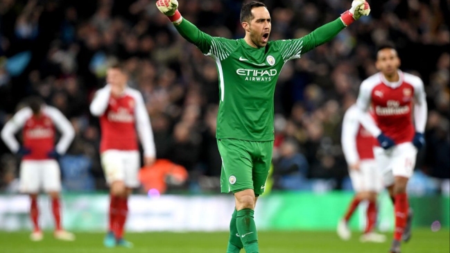 Claudio Bravo y Manchester City derrotaron a Arsenal y conquistaron la Copa de la Liga Claudio Bravo y Manchester City derrotaron a Arsenal y conquistaron la Copa de la Liga