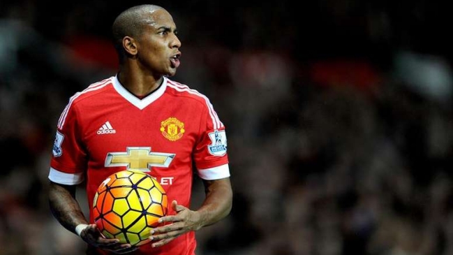 Manchester United renovó contrato de Daley Blind y Ashley Young hasta junio de 2019 Manchester United renovó contrato de Daley Blind y Ashley Young hasta junio de 2019