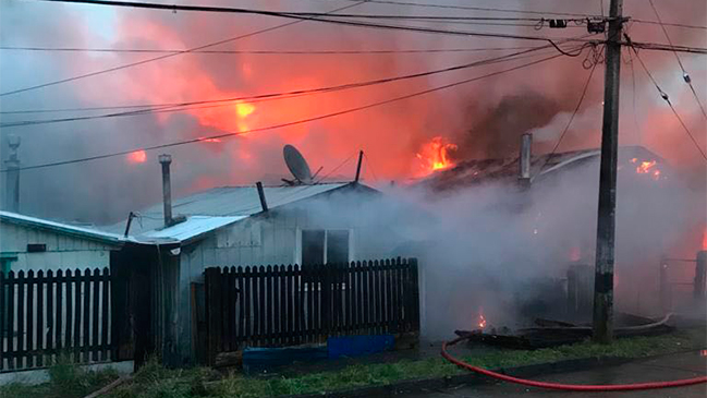 Incendio destruyó cuatro casas y un local en Puerto Montt Incendio destruyó cuatro casas y un local en Puerto Montt