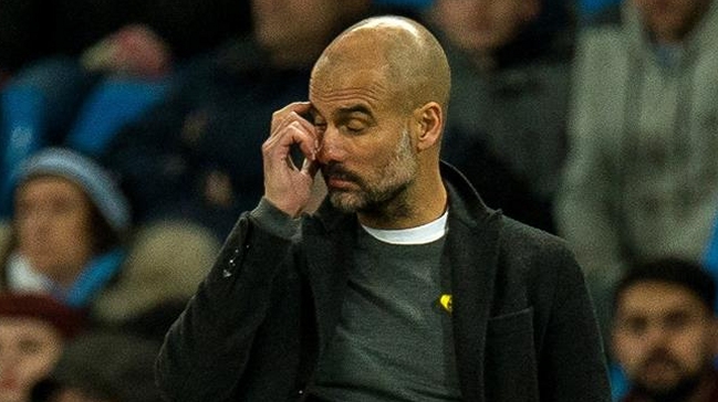 Guardiola fue multado por usar lazo amarillo en partidos de Inglaterra Guardiola fue multado por usar lazo amarillo en partidos de Inglaterra