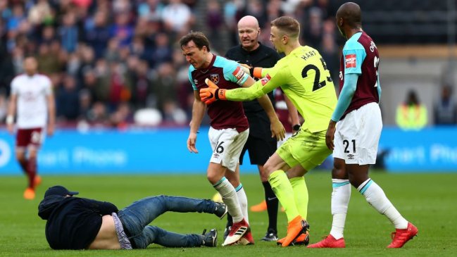 Hinchas de West Ham invadieron la cancha e incluso golpearon a sus jugadores por los malos resultados Hinchas de West Ham invadieron la cancha e incluso golpearon a sus jugadores por los malos resultados