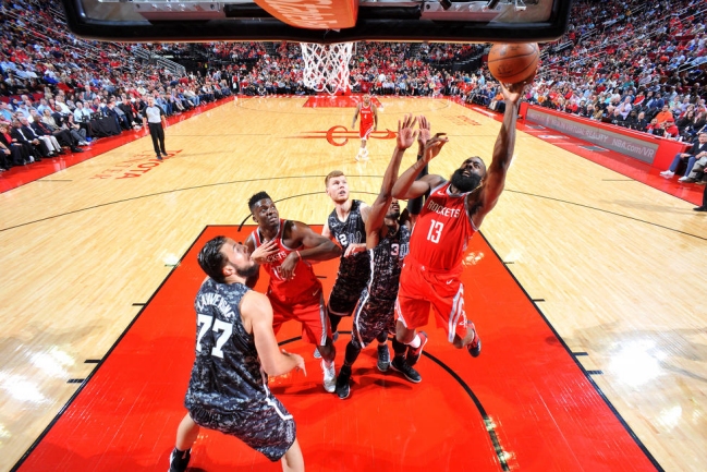 Los Spurs perdieron ante Houston y complican su paso a play-offs