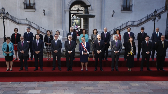 Gobierno de Bachelet aumentó gasto en viáticos y horas extras, y lo bajó en publicidad