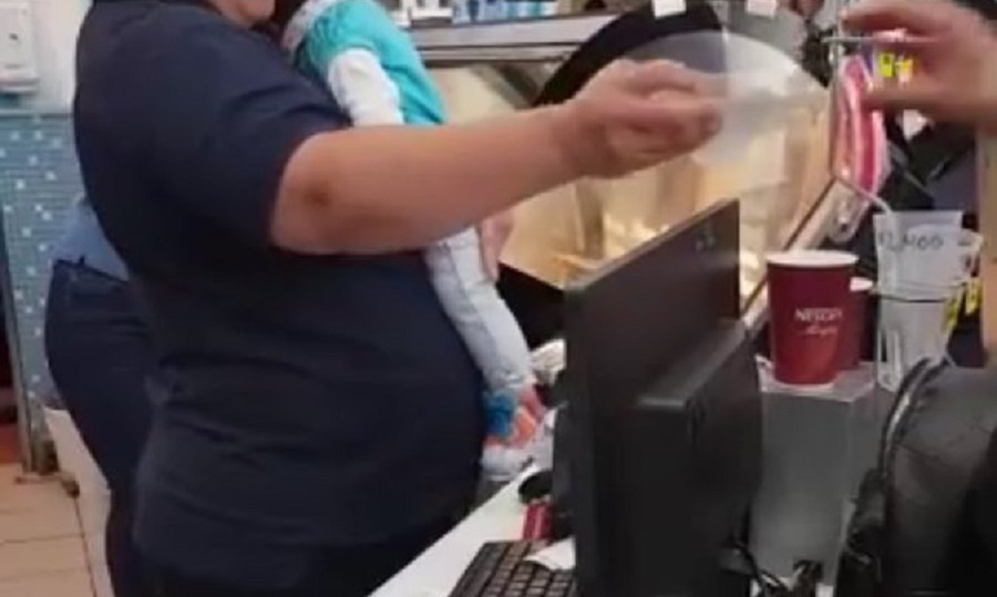 Puerto Montt: Denuncian que madre fue obligada a trabajar con su bebé en brazos en heladería Puerto Montt: Denuncian que madre fue obligada a trabajar con su bebé en brazos en heladería