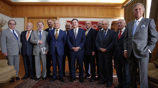 Ampuero se reunió con ex cancilleres y reiteró que Guillier viaja a La Haya