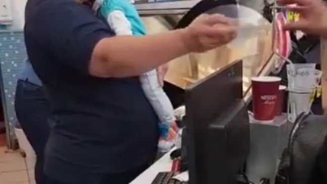 Puerto Montt: Denuncian que madre fue obligada a trabajar con su bebé en brazos en heladería