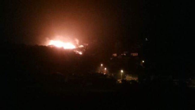 Bomberos controló incendio que afectó a ocho viviendas en Osorno