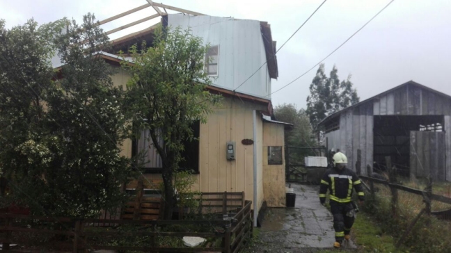 Tornado destruyó los techos de decenas de viviendas en Puerto Montt Tornado destruyó los techos de decenas de viviendas en Puerto Montt
