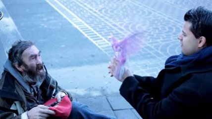   Conmovedor: Mago le alegró el día a un vagabundo 