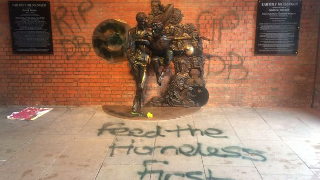 Rayan estatua de David Bowie a menos de 48 horas de su inauguración