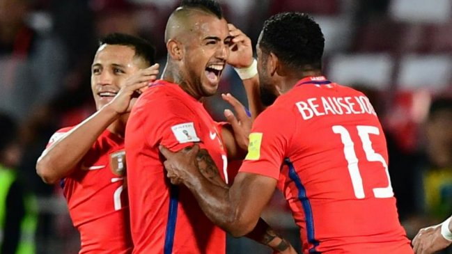 Vidal y Beausejour fueron homenajeados tras llegar a la marca de 100 partidos con la Roja Vidal y Beausejour fueron homenajeados tras llegar a la marca de 100 partidos con la Roja
