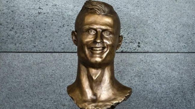 Autor de la cuestionada estatua de Cristiano Ronaldo se reivindicó con nueva figura Autor de la cuestionada estatua de Cristiano Ronaldo se reivindicó con nueva figura