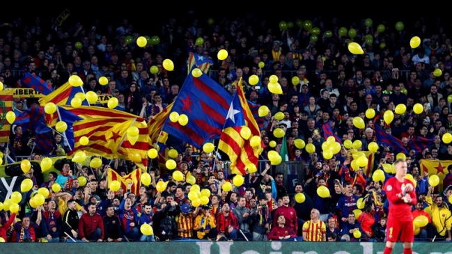 Hinchas de Barcelona lanzaron globos amarillos contra Hinchas de Barcelona lanzaron globos amarillos contra
