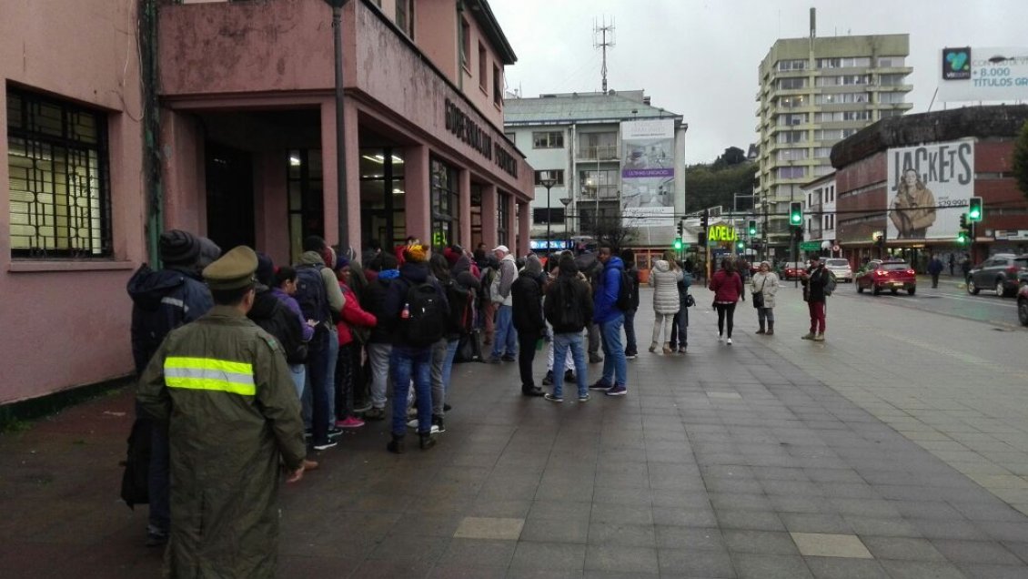 Inusual fila de inmigrantes se registró en la gobernación de Llanquihue pese a la lluvia Inusual fila de inmigrantes se registró en la gobernación de Llanquihue pese a la lluvia