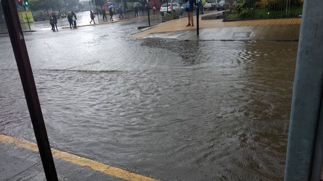 Lluvias provocan inundación de calles en Castro Lluvias provocan inundación de calles en Castro