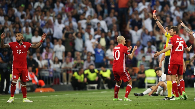 Guardiola criticó arbitraje en la Champions recordando roja a a Arturo Vidal Guardiola criticó arbitraje en la Champions recordando roja a a Arturo Vidal