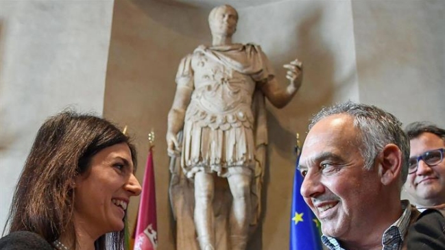 Presidente de AS Roma se bañó en una fuente para celebrar la victoria y recibió una multa Presidente de AS Roma se bañó en una fuente para celebrar la victoria y recibió una multa