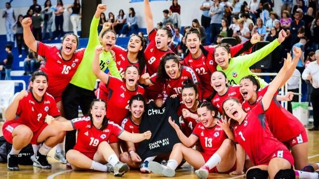 Claudio Bravo felicitó a la selección de balonmano femenino que clasificó al Mundial Junior Claudio Bravo felicitó a la selección de balonmano femenino que clasificó al Mundial Junior