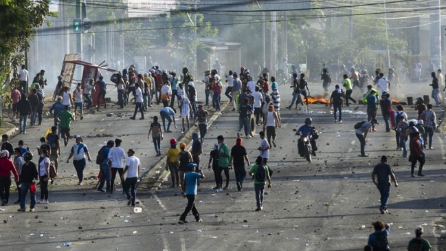 Presidente de Nicaragua está dispuesto a modificar reformas ante crisis que deja 10 muertos