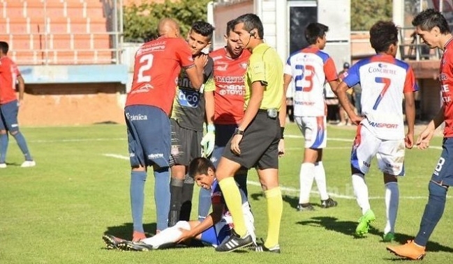 Increíble: Un partido en Bolivia se suspende tras cinco lesionados en equipo que perdía 7-0 Increíble: Un partido en Bolivia se suspende tras cinco lesionados en equipo que perdía 7-0