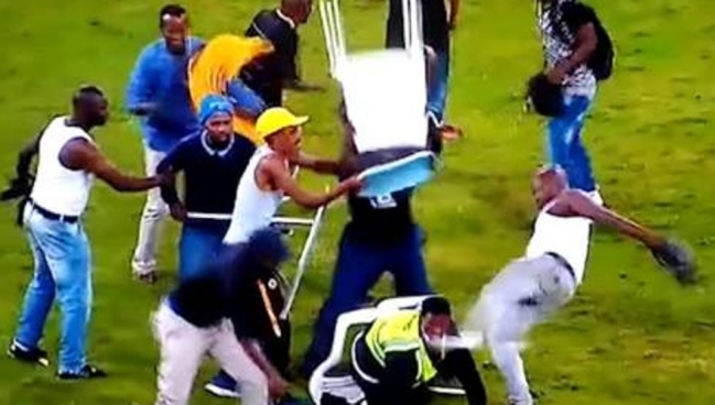 Conmoción en Sudáfrica por salvaje golpiza de hinchas a una guardia de seguridad Conmoción en Sudáfrica por salvaje golpiza de hinchas a una guardia de seguridad