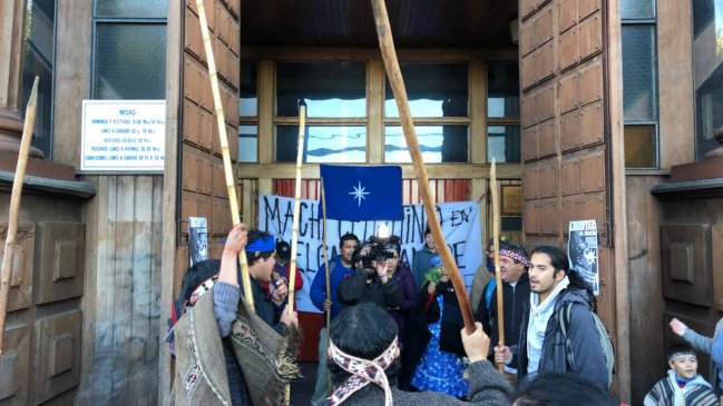 Comunidades indígenas se toman catedral de Puerto Montt en apoyo a Celestino Córdova