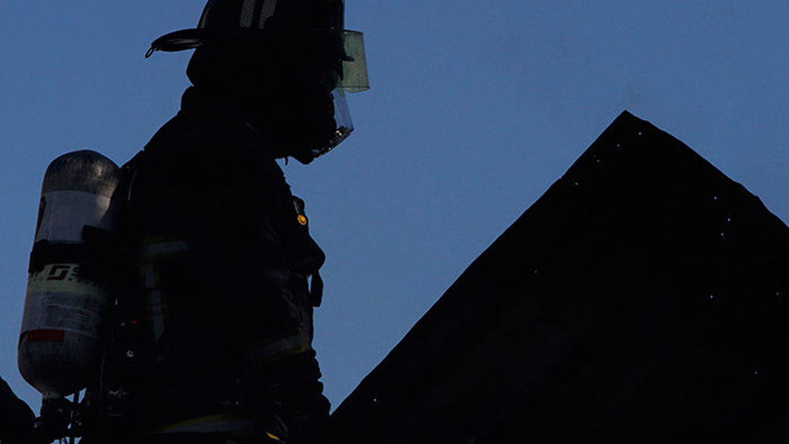 Incendio destruyó una casa y dejó a una persona lesionada en Puerto Montt Incendio destruyó una casa y dejó a una persona lesionada en Puerto Montt