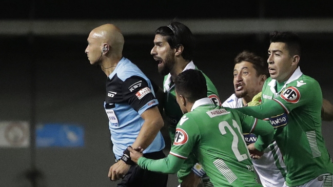 Sebastián Abreu arrojó una mesa a hinchas que lo increparon tras empate de Audax Italiano Sebastián Abreu arrojó una mesa a hinchas que lo increparon tras empate de Audax Italiano