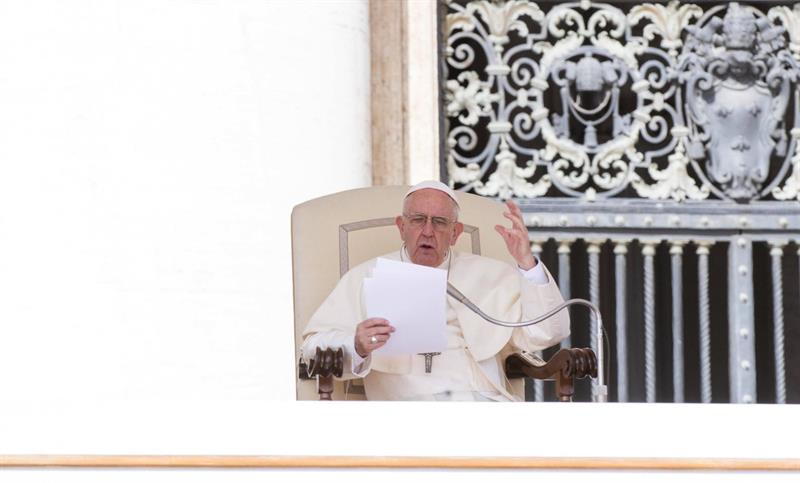 Víctimas de Karadima asistieron al Angelus del papa Francisco Víctimas de Karadima asistieron al Angelus del papa Francisco