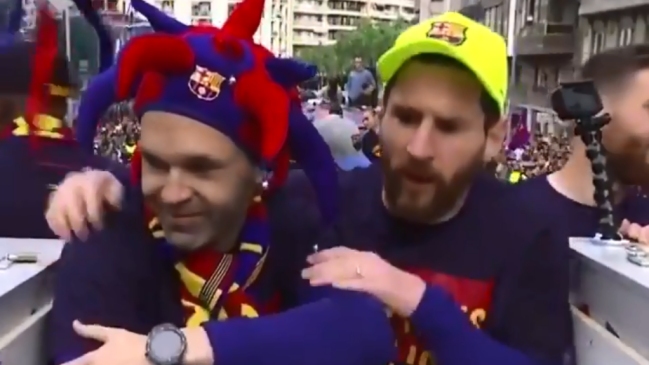 El emotivo abrazo entre Lionel Messi y Andrés Iniesta en las celebraciones de FC Barcelona El emotivo abrazo entre Lionel Messi y Andrés Iniesta en las celebraciones de FC Barcelona