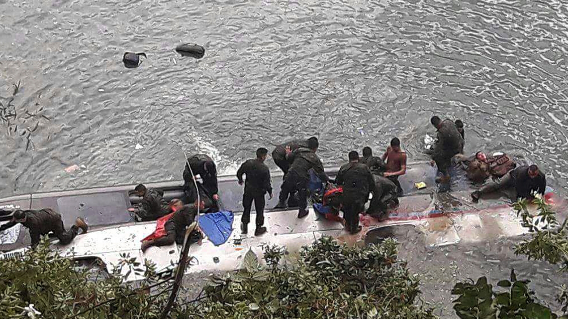 Peritajes al bus del fatal accidente en Cochamó se realizarán tras extraerlo del agua Peritajes al bus del fatal accidente en Cochamó se realizarán tras extraerlo del agua