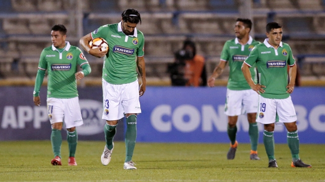 Hinchas de Audax Italiano apedrearon bus del plantel tras derrota ante Unión La Calera Hinchas de Audax Italiano apedrearon bus del plantel tras derrota ante Unión La Calera
