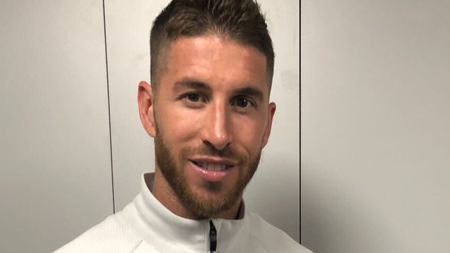 Sergio Ramos tiene la última camiseta de Iniesta en un clásico Sergio Ramos tiene la última camiseta de Iniesta en un clásico