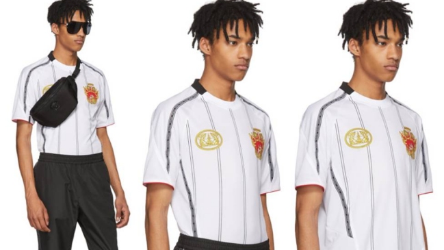 Versace lanzó la camiseta de fútbol más cara de la historia Versace lanzó la camiseta de fútbol más cara de la historia