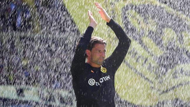Arquero de Borussia Dortmund se retiró del fútbol y se despidió cantando con la hinchada Arquero de Borussia Dortmund se retiró del fútbol y se despidió cantando con la hinchada