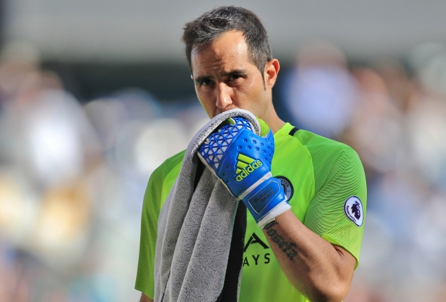 Prensa inglesa criticó duramente el retorno de Claudio Bravo Prensa inglesa criticó duramente el retorno de Claudio Bravo