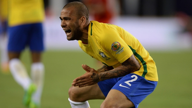 Dani Alves quedó descartado en la selección brasileña para el Mundial por lesión Dani Alves quedó descartado en la selección brasileña para el Mundial por lesión