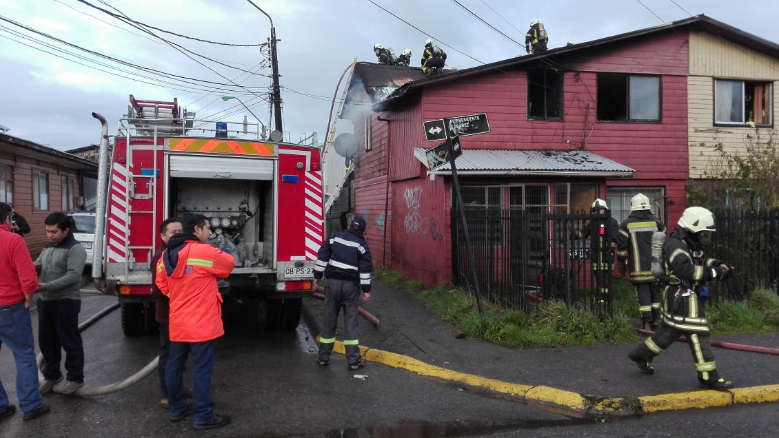 Una casa destruida, dos con daños y 13 damnificados dejó incendio en Puerto Montt Una casa destruida, dos con daños y 13 damnificados dejó incendio en Puerto Montt
