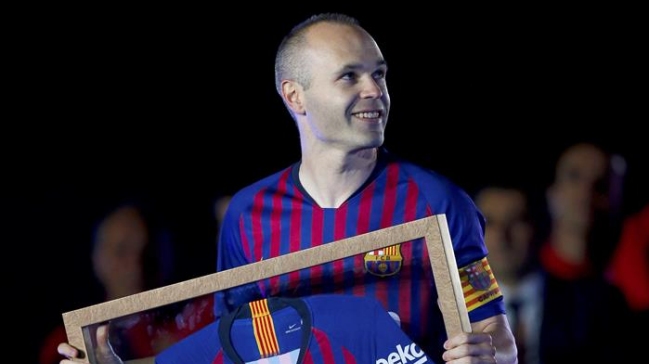 Andrés Iniesta posó en solitario tras su último partido en el Camp Nou Andrés Iniesta posó en solitario tras su último partido en el Camp Nou