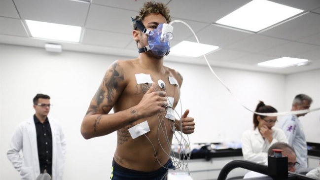 Neymar aprobó los exámenes médicos de la selección brasileña y ya piensa en el Mundial Neymar aprobó los exámenes médicos de la selección brasileña y ya piensa en el Mundial