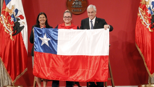 Presidente Piñera entregó a María Fernanda Valdés la bandera para Cochabamba Presidente Piñera entregó a María Fernanda Valdés la bandera para Cochabamba