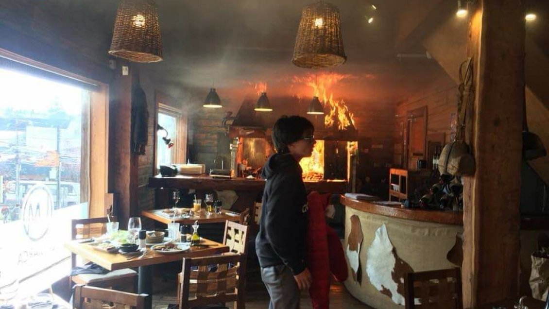 Incendio destruye restaurante y carnicería en el centro de Puerto Varas