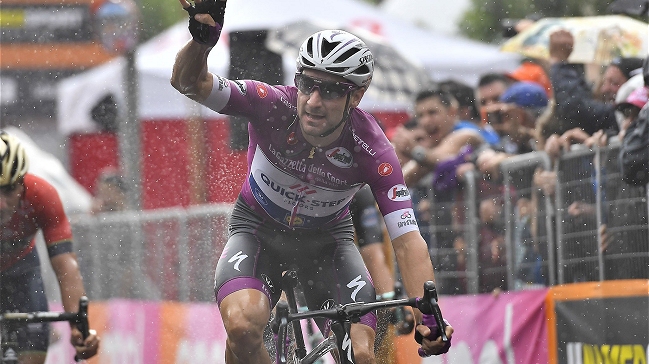 Elia Viviani ganó con dramatismo en la 17ª etapa del Giro Elia Viviani ganó con dramatismo en la 17ª etapa del Giro