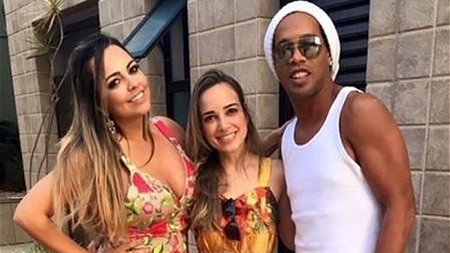 Columnista brasileño afirmó que Ronaldinho se casará con dos mujeres en agosto Columnista brasileño afirmó que Ronaldinho se casará con dos mujeres en agosto