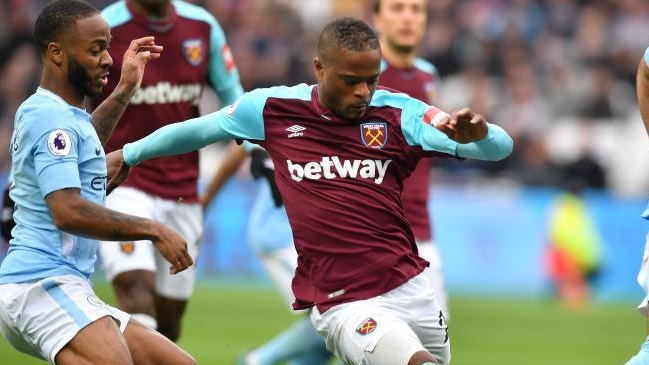 Pellegrini empezó la poda en West Ham: Patrice Evra y James Collins dejan el club Pellegrini empezó la poda en West Ham: Patrice Evra y James Collins dejan el club