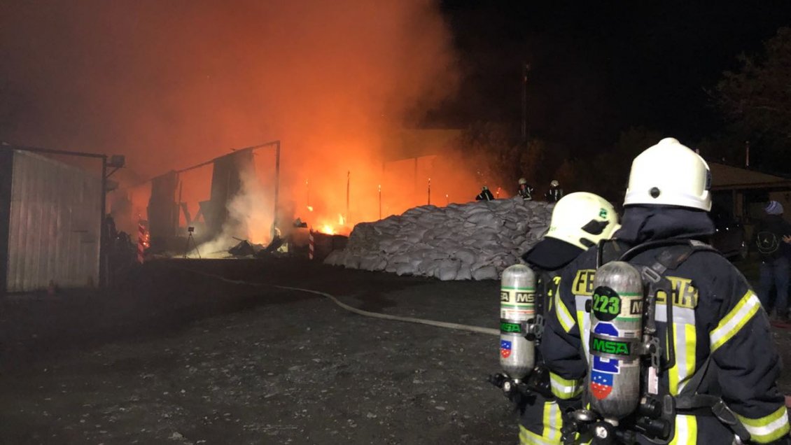 Puerto Montt: Incendio destruyó cuatro bodegas donde se almacenaba pompón