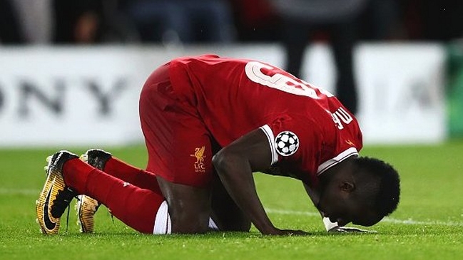 Sadio Mané envió 300 camisetas de Liverpool a Senegal antes de la final de Champions Sadio Mané envió 300 camisetas de Liverpool a Senegal antes de la final de Champions