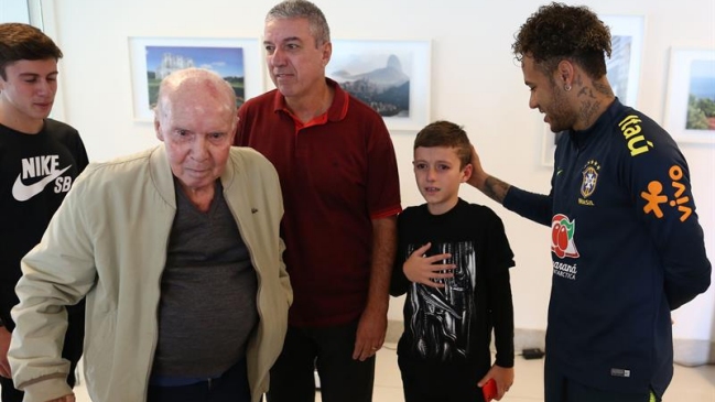 Neymar compartió con el ídolo brasileño Mario Zagallo Neymar compartió con el ídolo brasileño Mario Zagallo